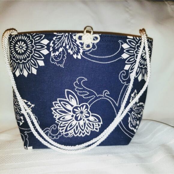 BEAUTIFUL HAND CRAFTED purse EUC - Picture 1 of 3